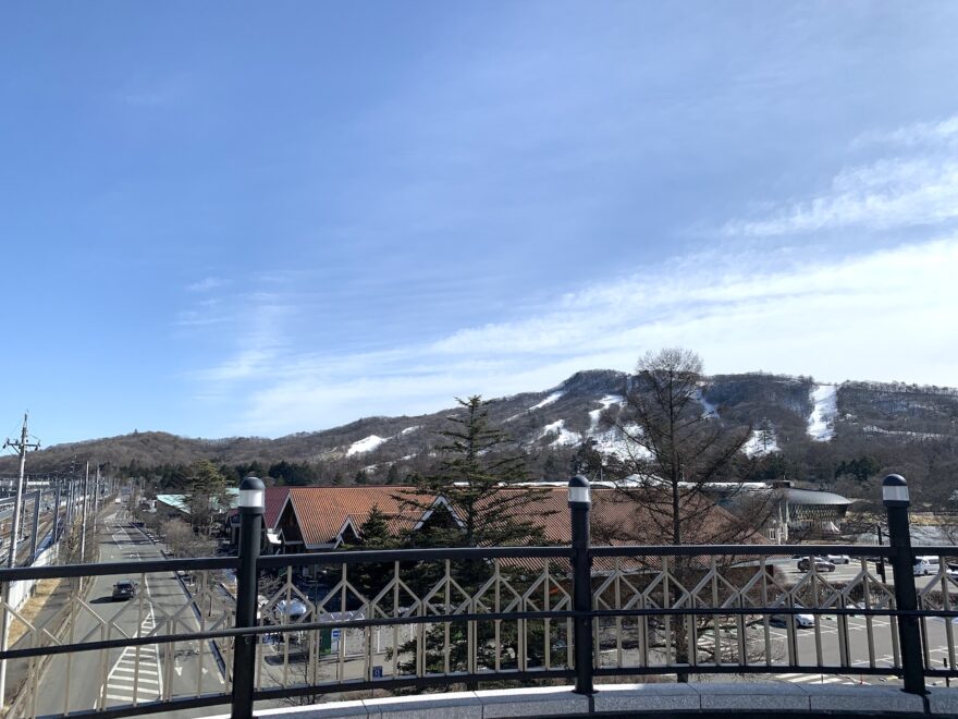 軽井沢駅から見えるスキー場