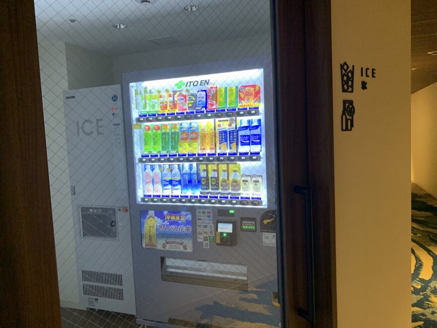 飲料水の自動販売機と氷