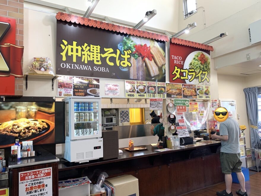 沖縄そば・タコライスの販売カウンター