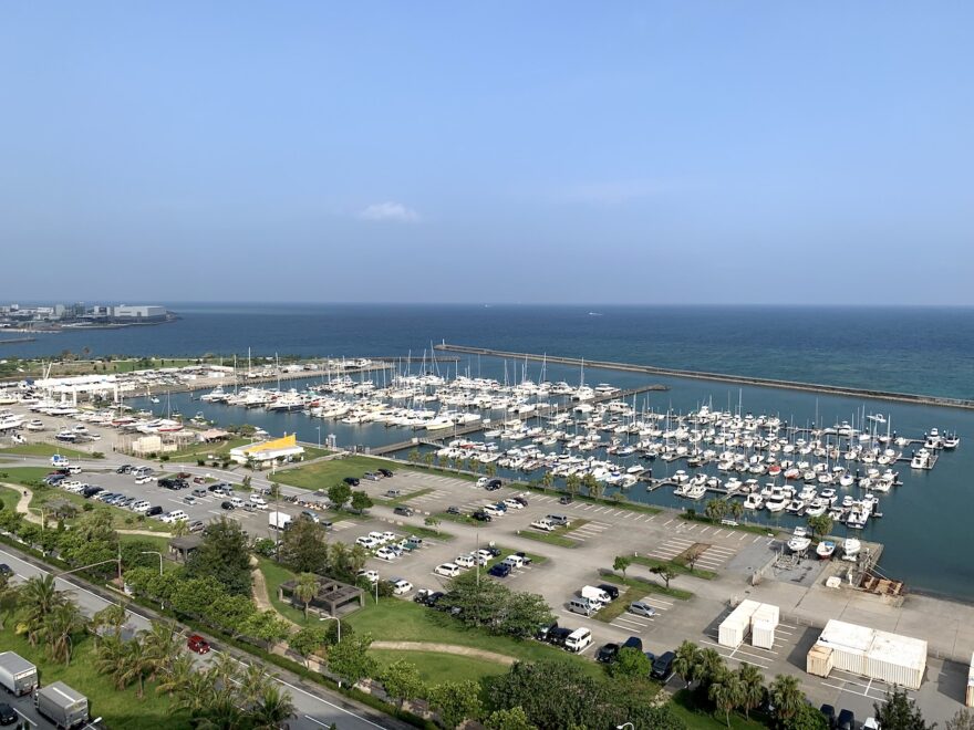 バルコニーから見える宜野湾港マリーナ