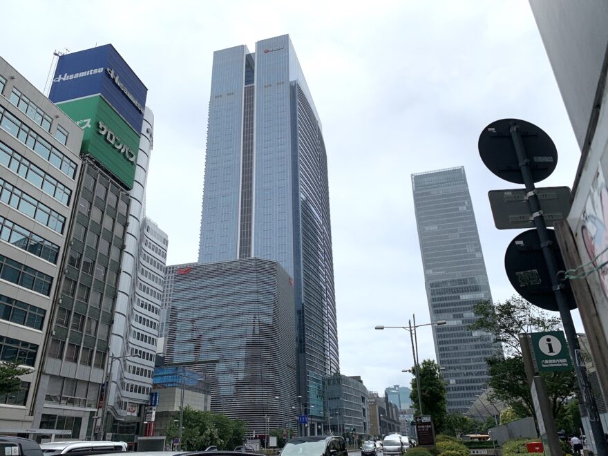 東京駅前から見えるYANMAR TOKYOと八重洲セントラルタワー