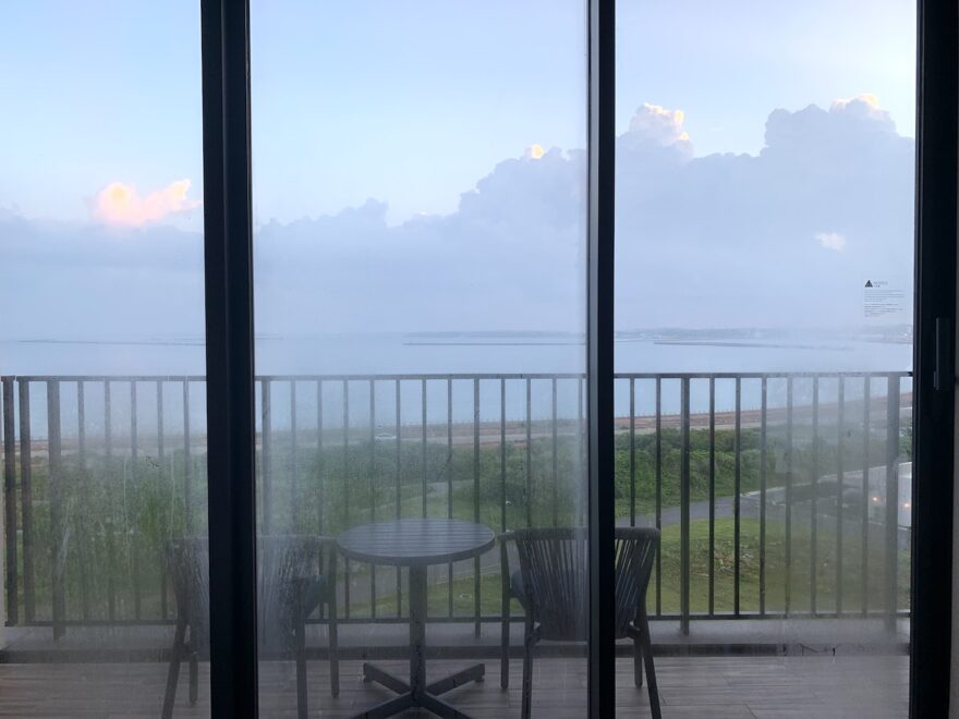 部屋から見える朝の海