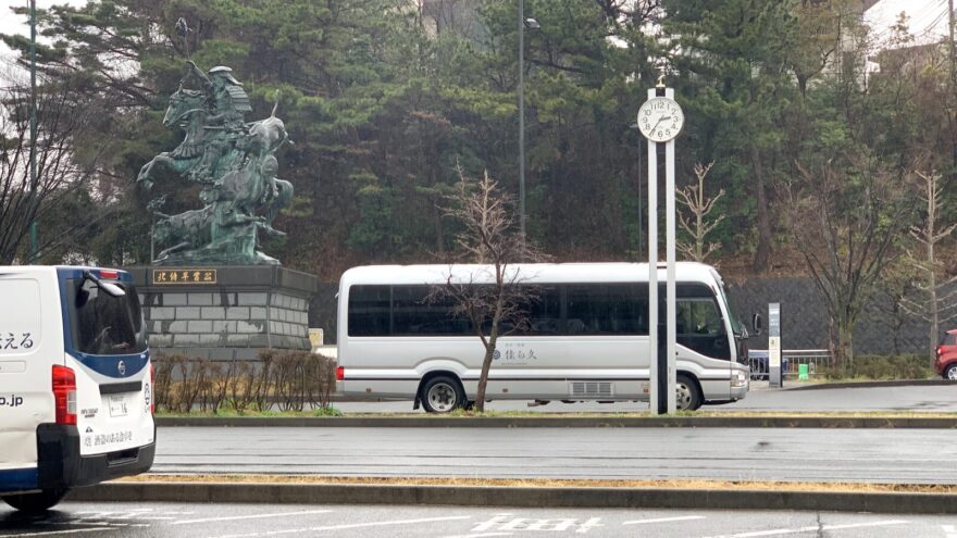 小田原駅前に停まる佳ら久の無料送迎バス