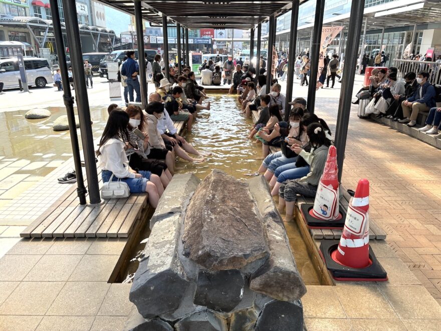 熱海駅前の足湯